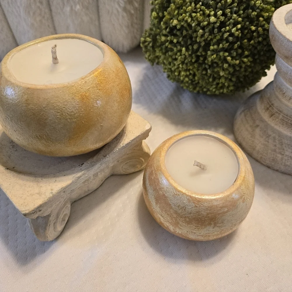 Beautiful Hand Poured Candle & Homeade Vessel. Willow Lane Glow- Fresh  Floral